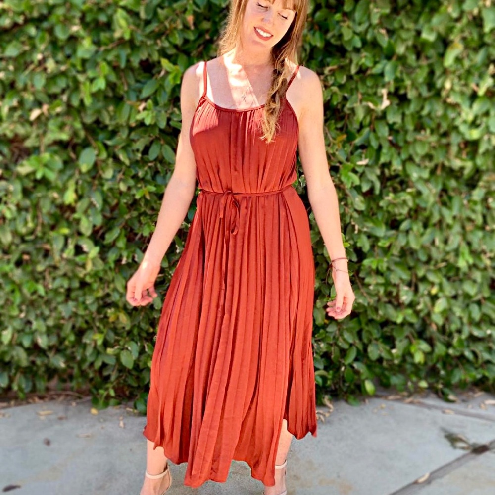 Sleeveless Satin Pleated Midi Dress with Waist Tie - Picture 4 of 5